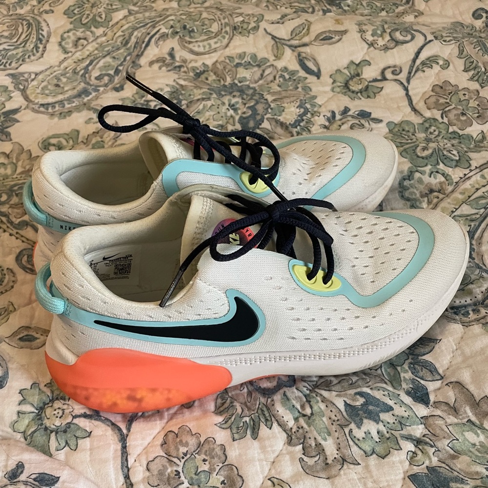 Women’s Nike joyride run size8